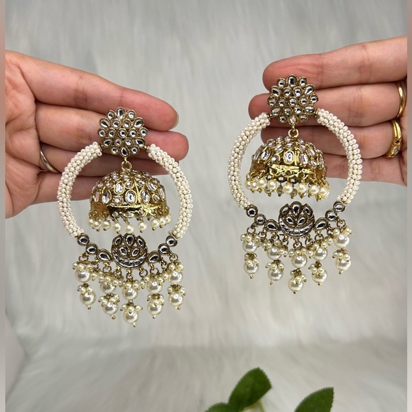 Premium Gold With Champagne Pearls 2 In 1 Pachi
Kundan Jhumka Earrings - Picture 4 of 4